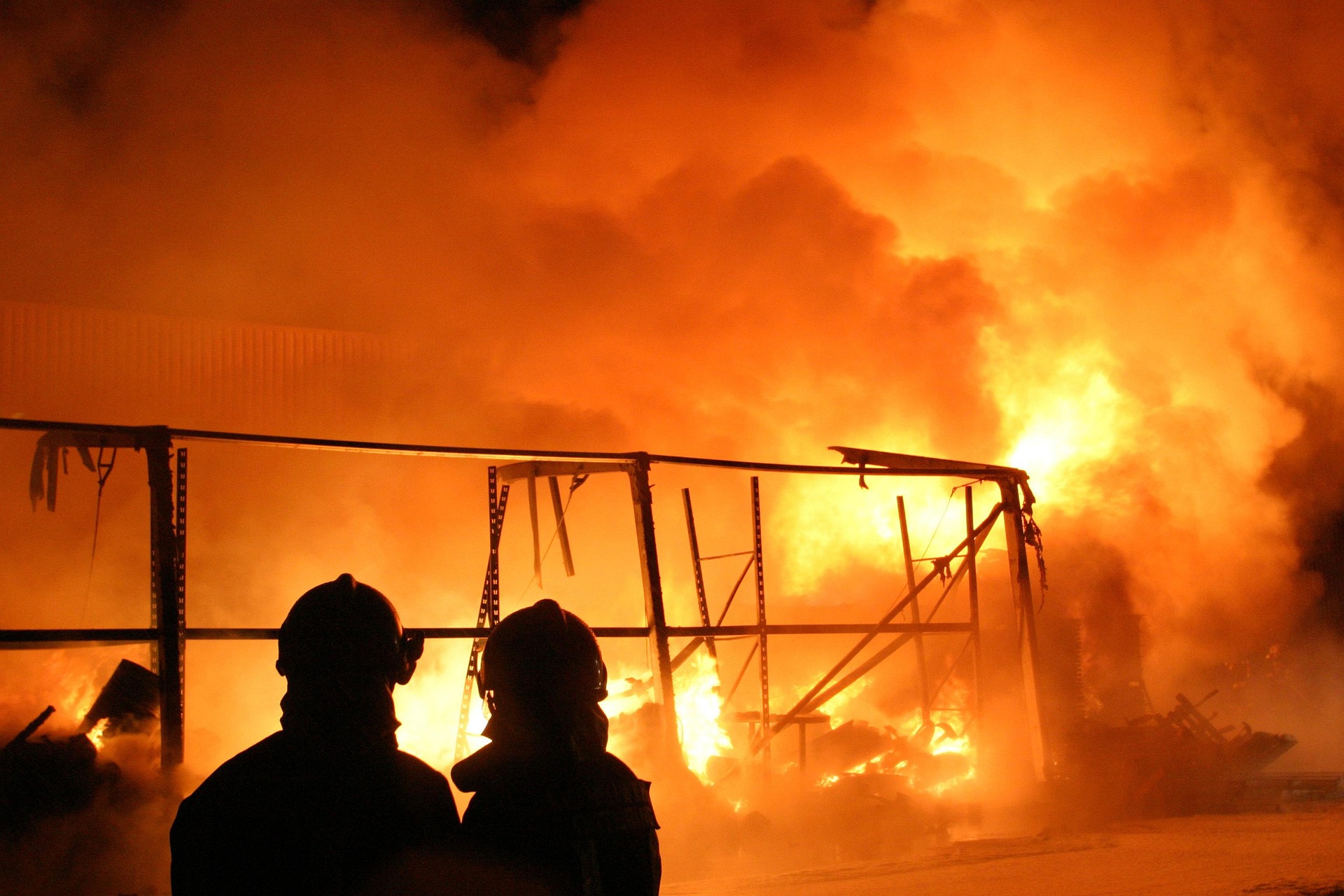 Riscos de incêndio em edifícios, que podem levar à destruição total.