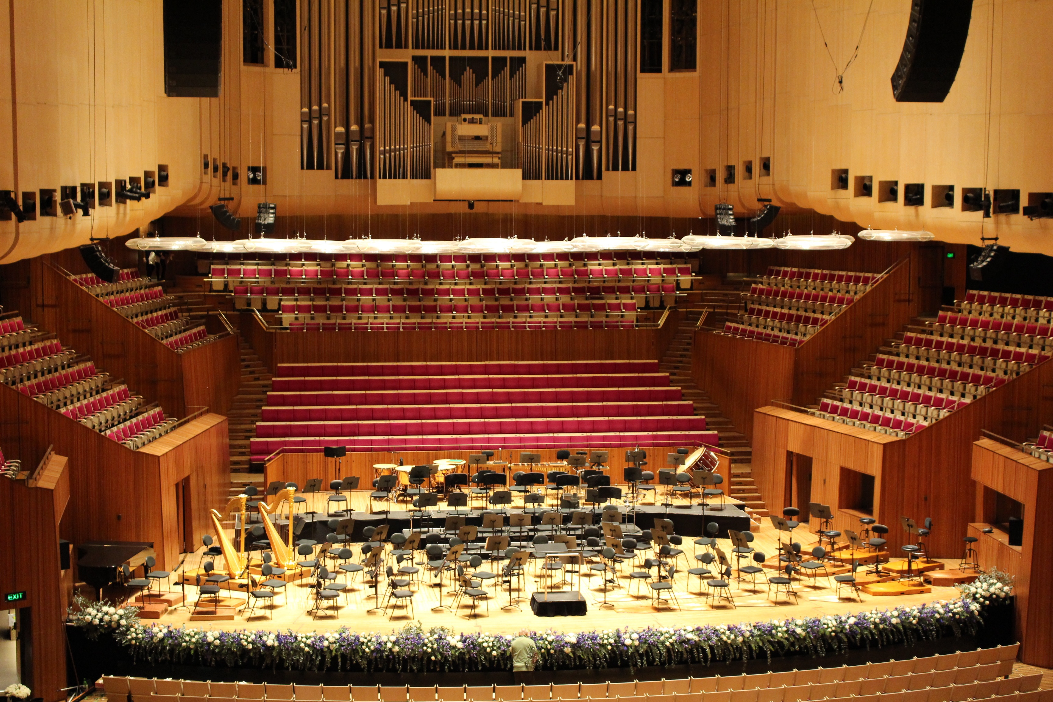 Vista interior da sala de concertos da Ópera de Sydney com arquitetura acústica moderna.