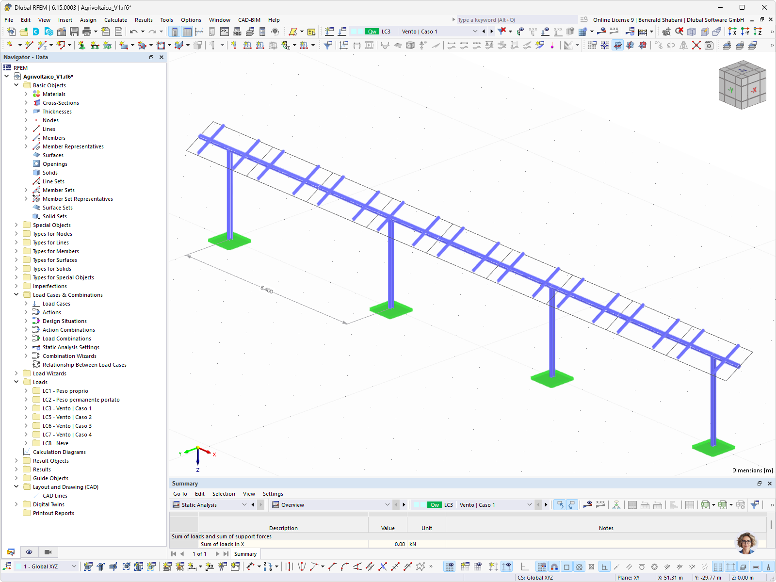 Visualização de um modelo RFEM de uma estrutura de aço para suporte de um sistema fotovoltaico.