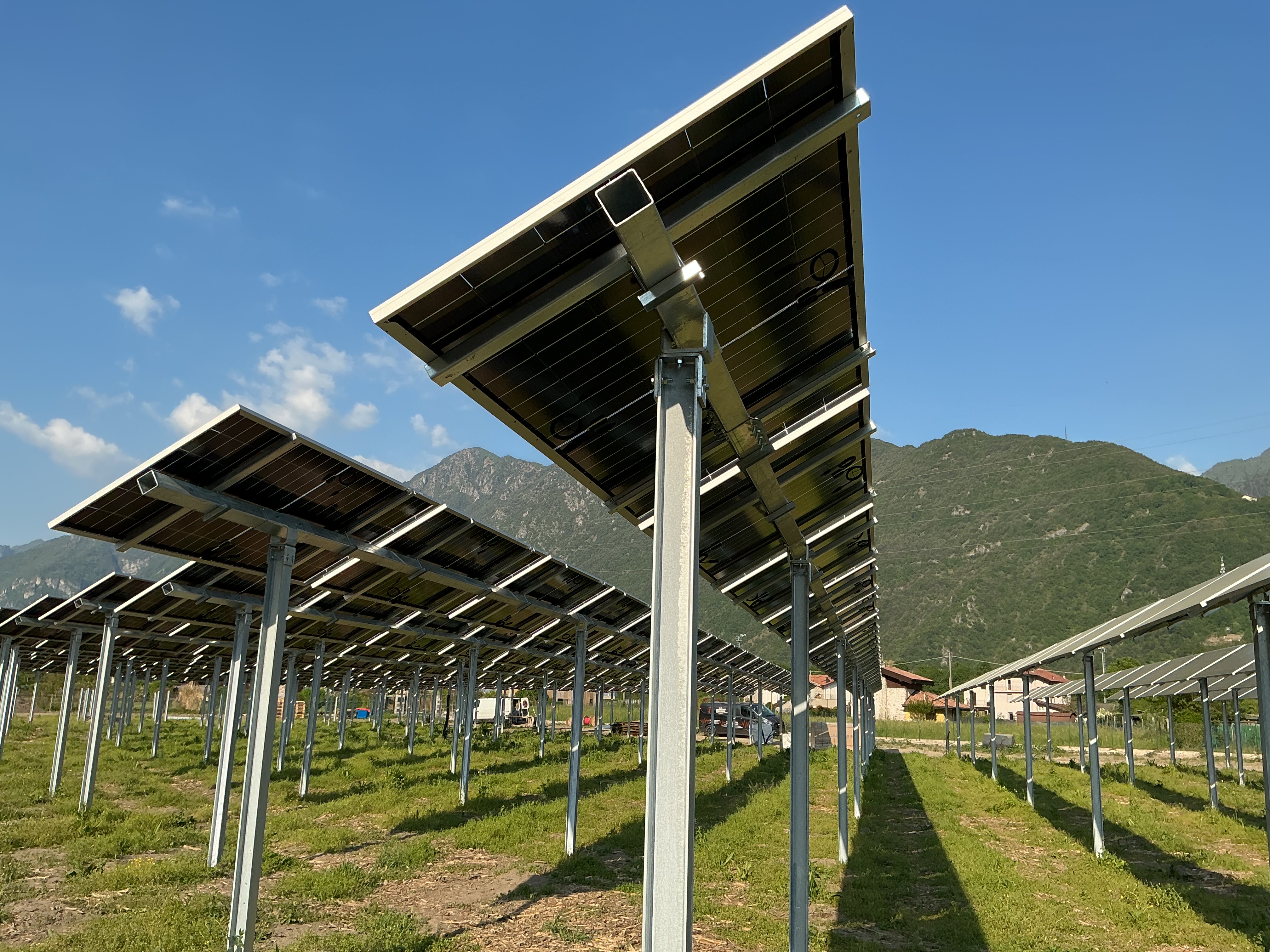 Soluções agrivoltaicas numa vinha em Itália, que facilitam a combinação de produção de energia solar e agricultura.