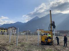 Instalação de sistemas fotovoltaicos durante a fase de construção.