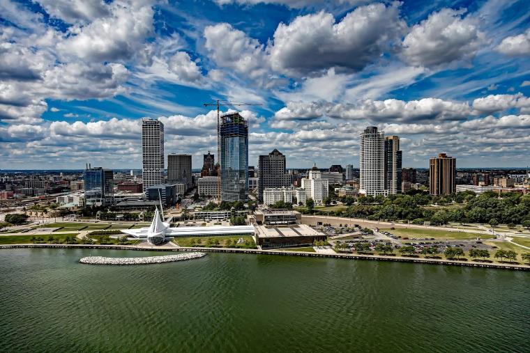 Vistas arquitetônicas de uma grande cidade, Milwaukee, EUA, com edifícios modernos.