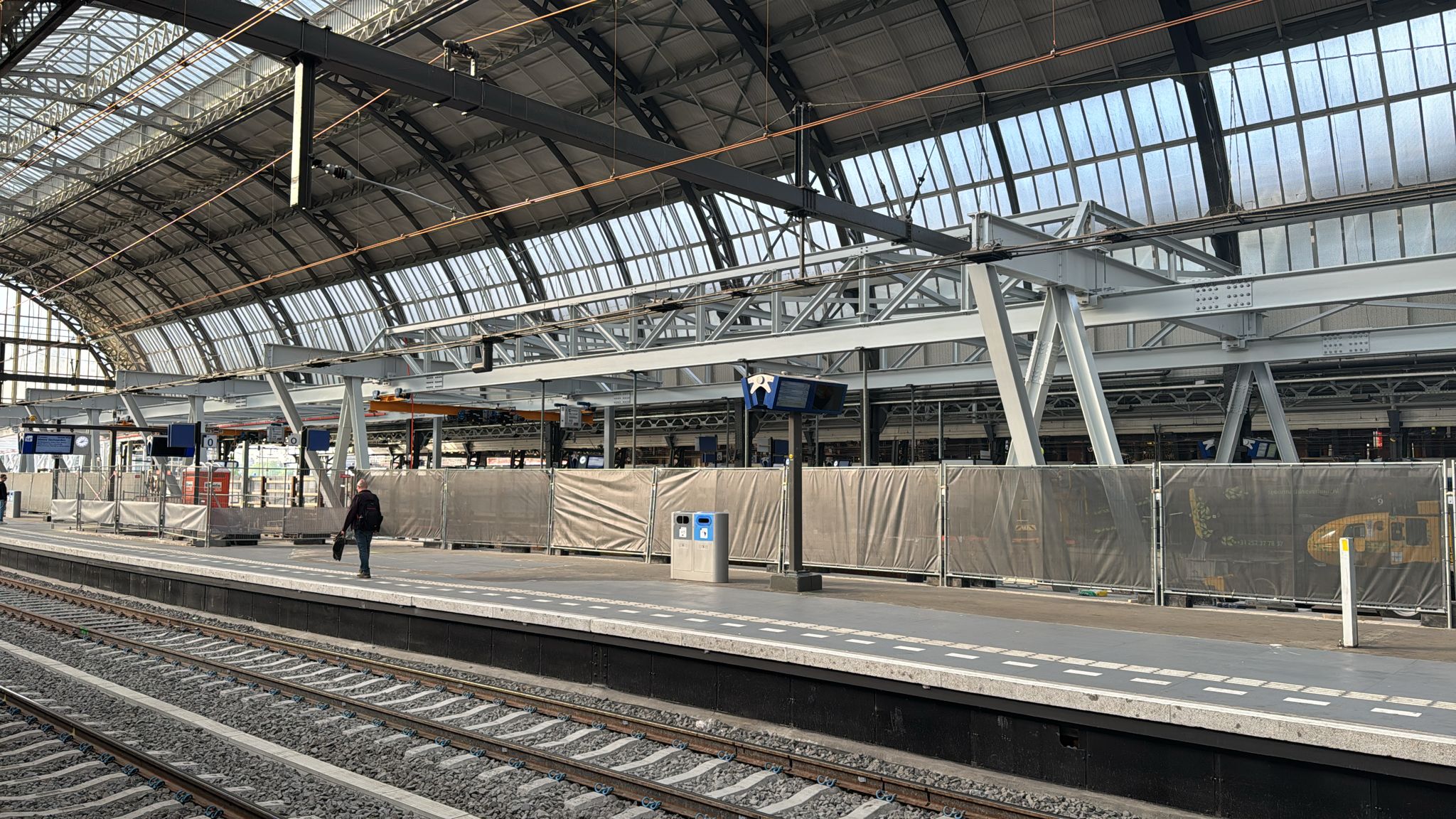 Caminho de rolamento de aço sobre uma plataforma na estação central de Amsterdã