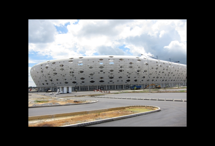 Außenansicht des Stadions während der Bauphase (© formTL)