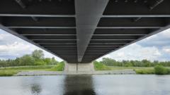 Вид снизу моста Кухдамм в Вустермарке с акцентом на стальную конструкцию
