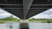 Вид снизу моста Кухдамм в Вустермарке с акцентом на стальную конструкцию
