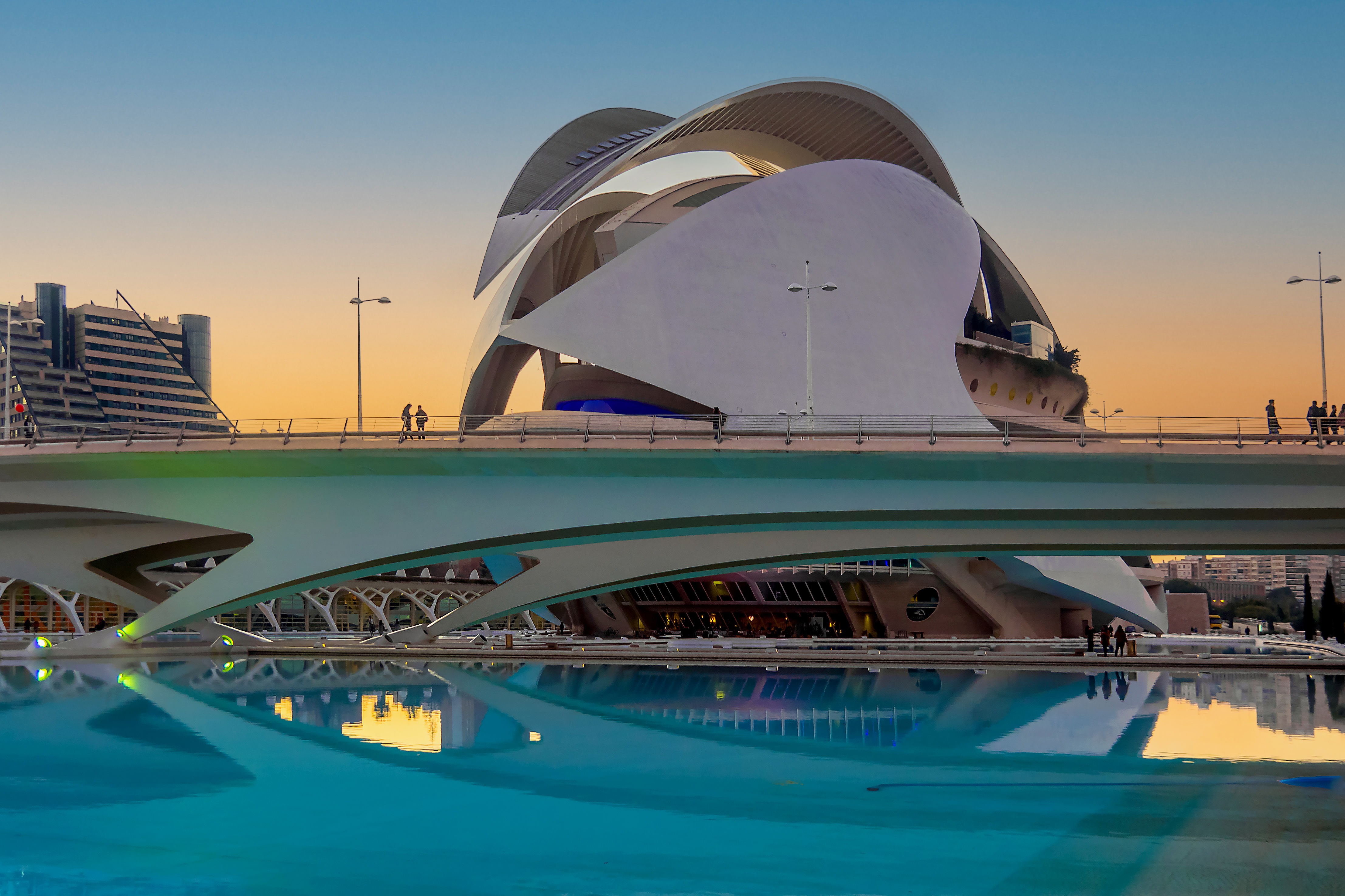 Оперное здание в Валенсии, части Города искусств и наук, спроектировано Сантьяго Калатравой