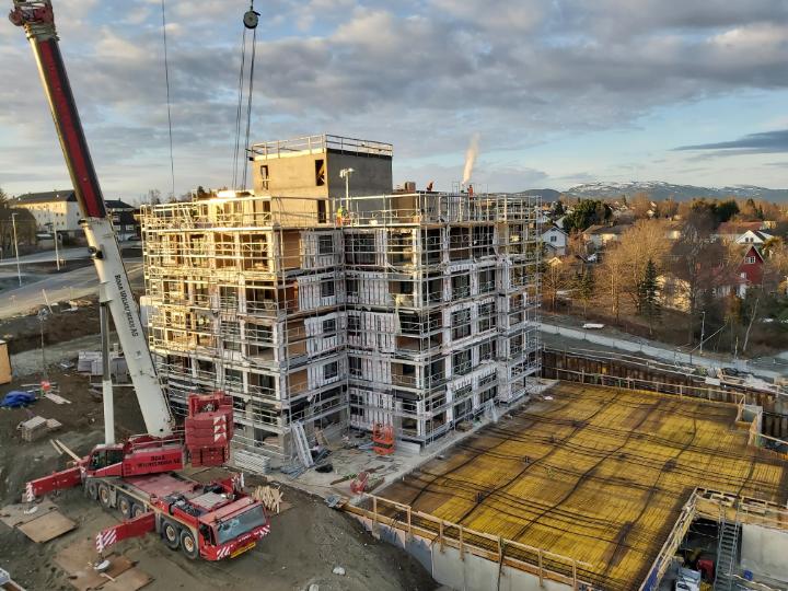 Фронтальный вид на современный жилой комплекс Хеймдальспорте в городе Тронхейм