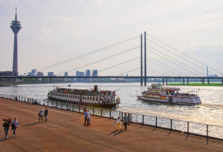 Мост Теодора Хойса в Дюссельдорфе, спроектированный Фрицем Леонхардтом, при солнечной погоде и голубом небе.