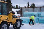 Рабочие, занятые реконструкцией отеля Icehotel в Швеции, устанавливают блоки льда