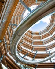 Внутренний вид смотровой башни с интегрированной тоннельной горкой