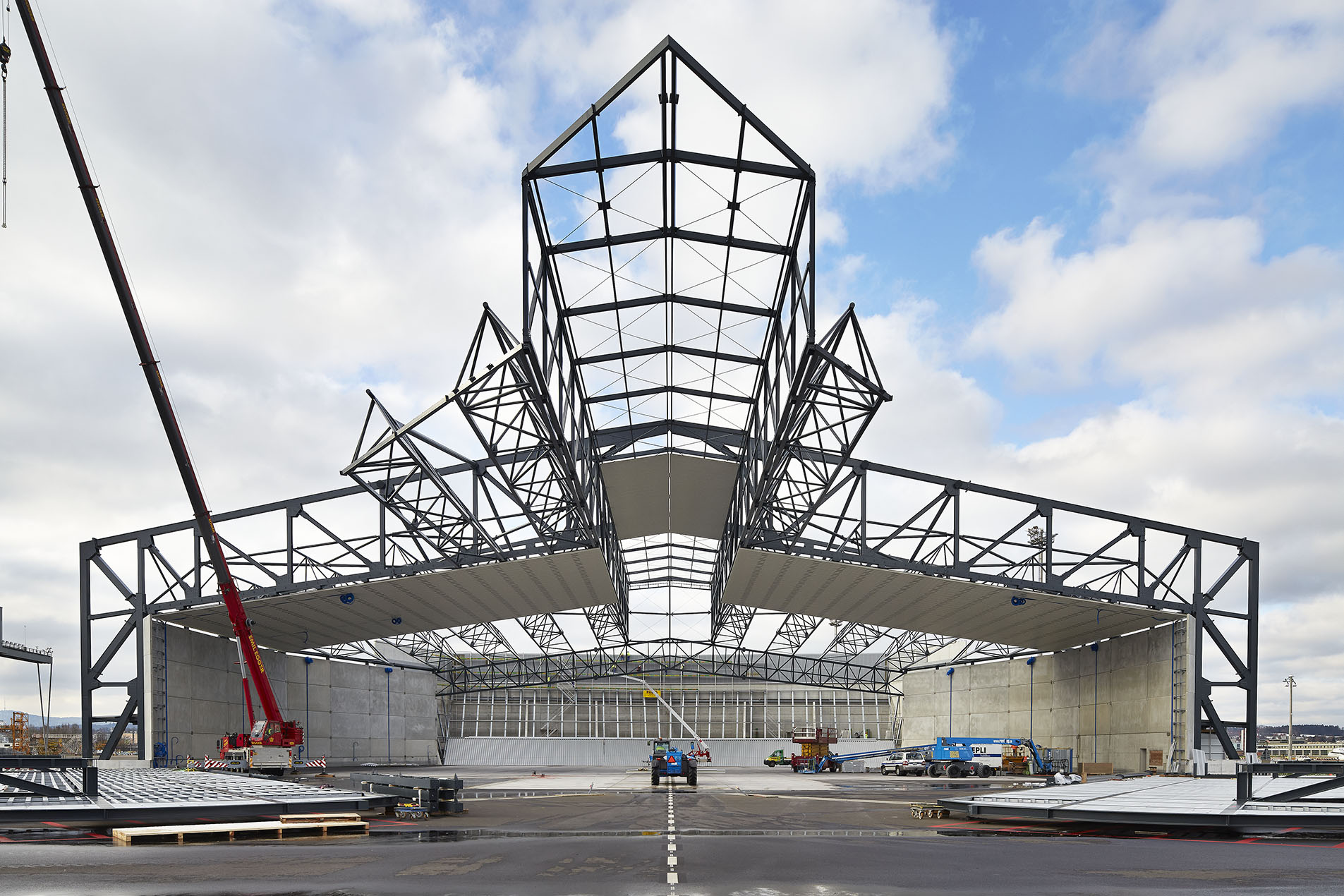 施工时降噪的机库（©WTM Engineers GmbH）