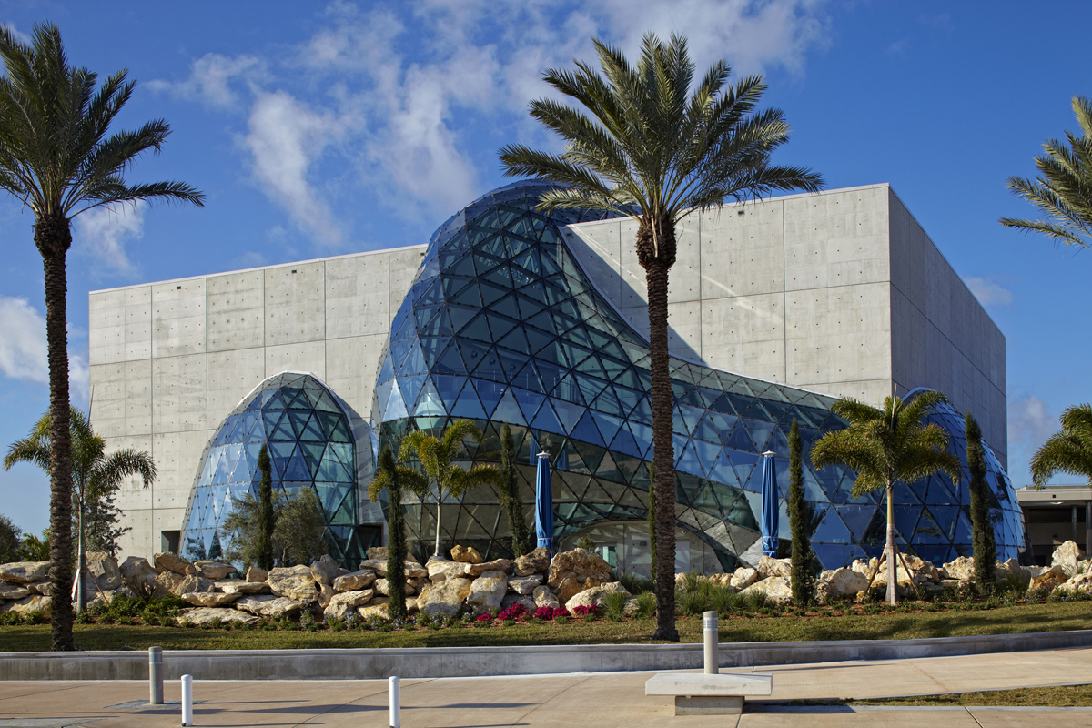 Außenansicht des Museums mit dem „Enigma“ vorn rechts (© Novum Structures)