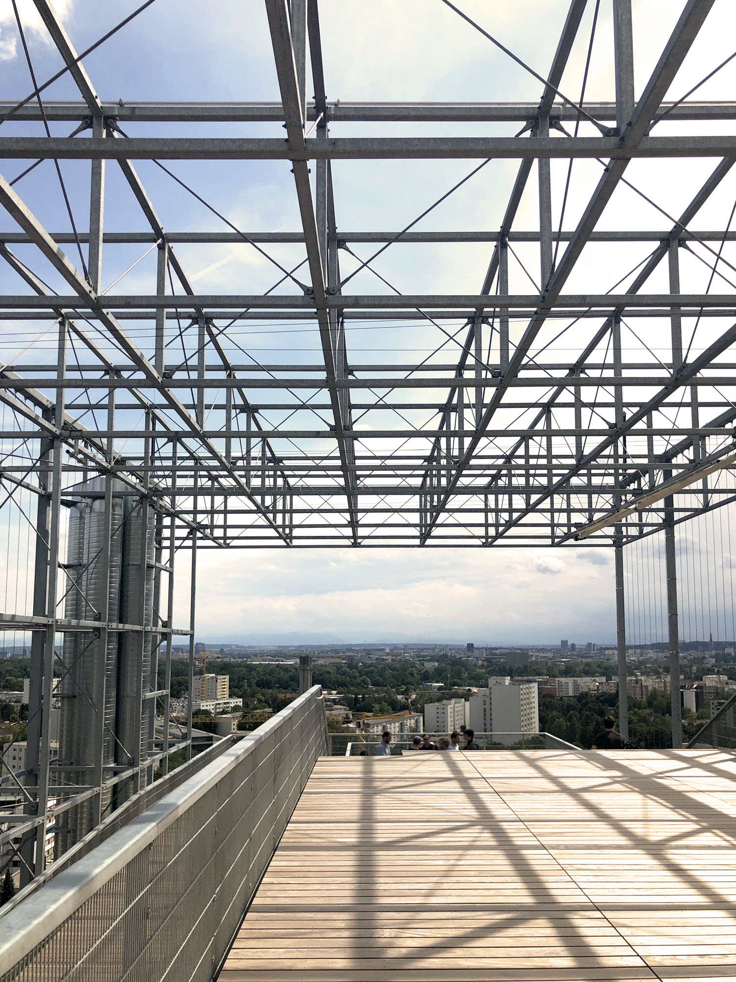 从屋顶平台顶层俯瞰林茨市 (© Bollinger+Grohmann)