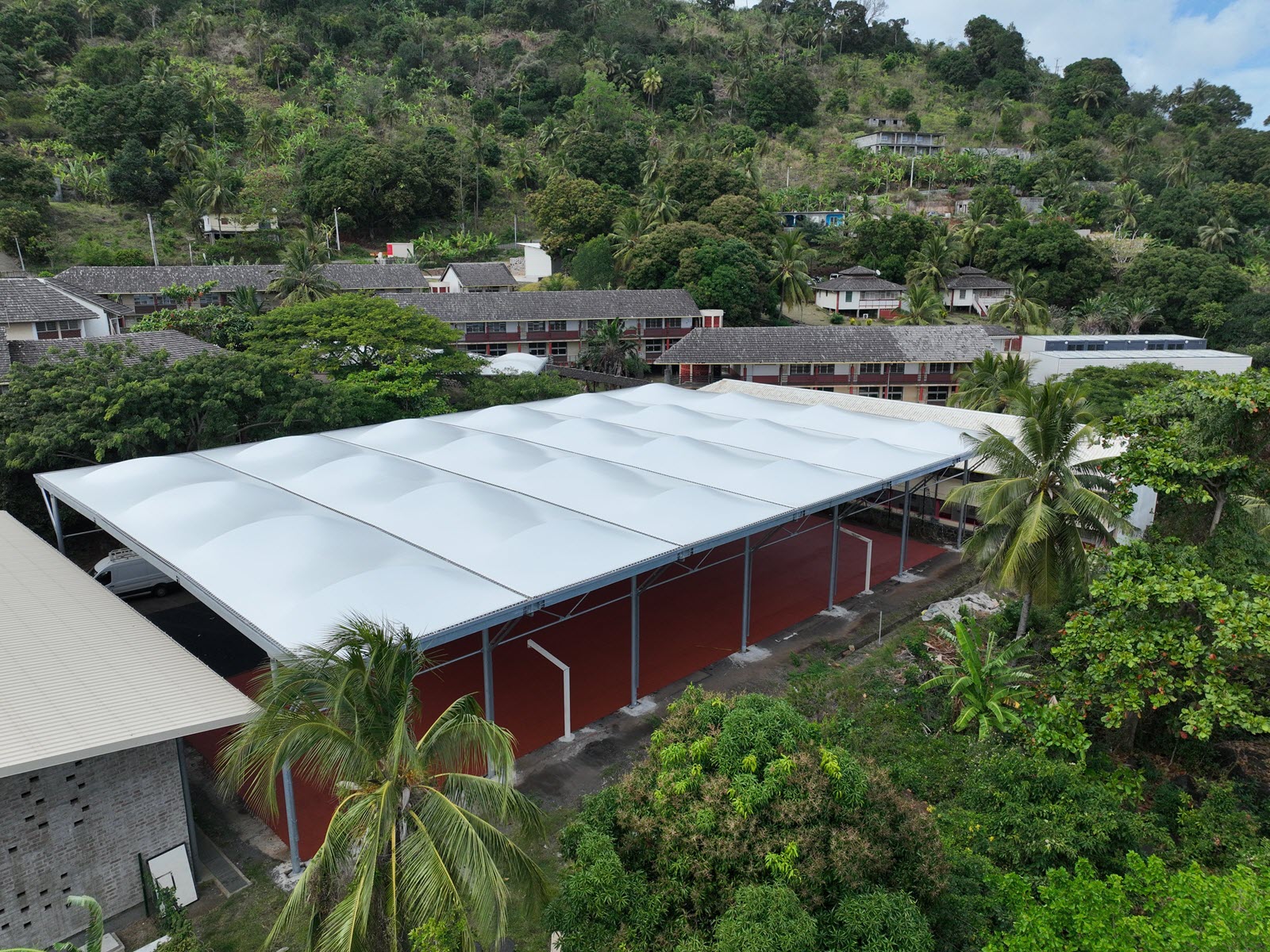 马约特岛北部多功能中学的运动场（©Normandie Structures）