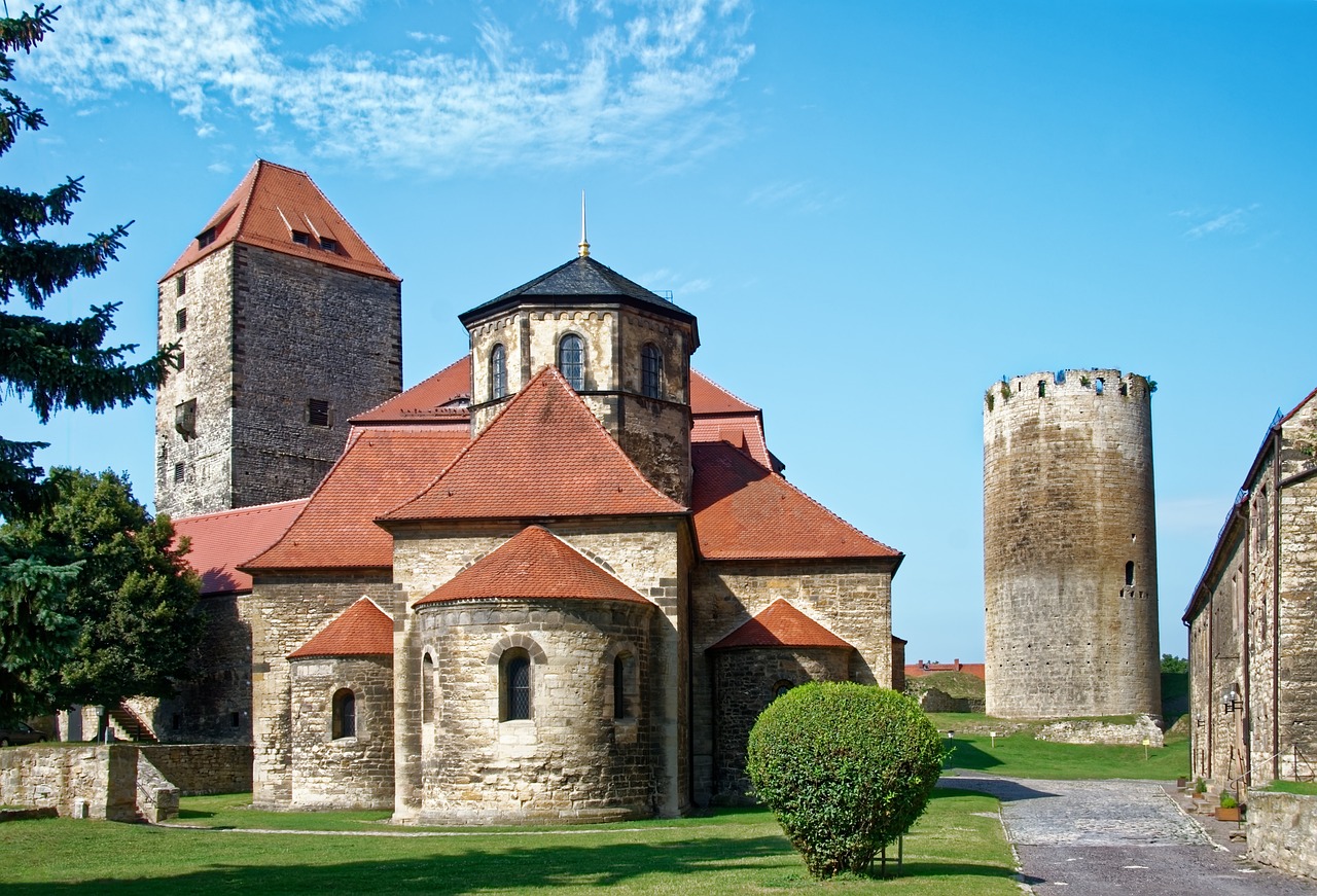 从Querfurt Castle, Germany 中可以欣赏到城堡庭院的景色。