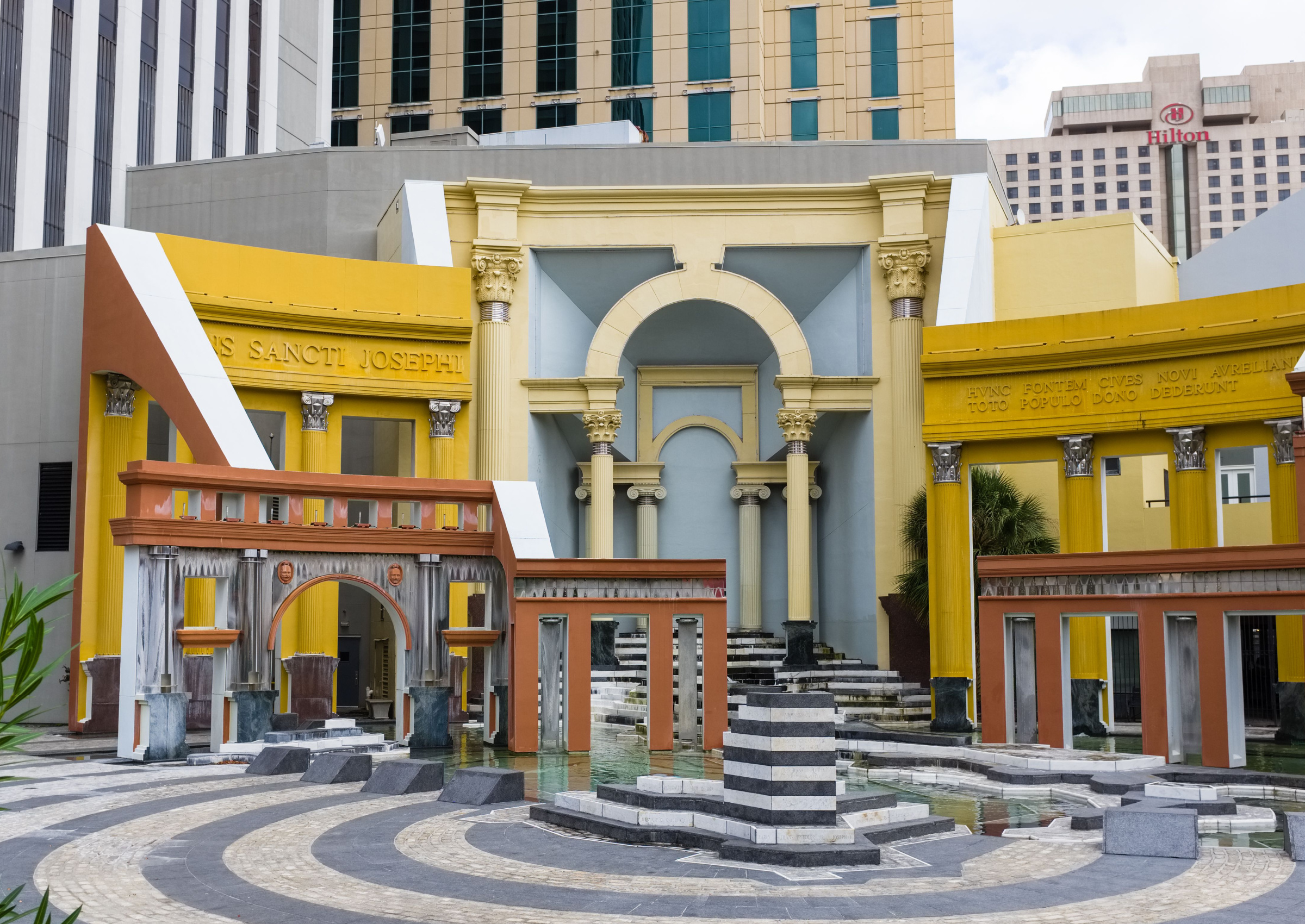 意大利广场是后现代主义建筑中最著名的建筑之一。
