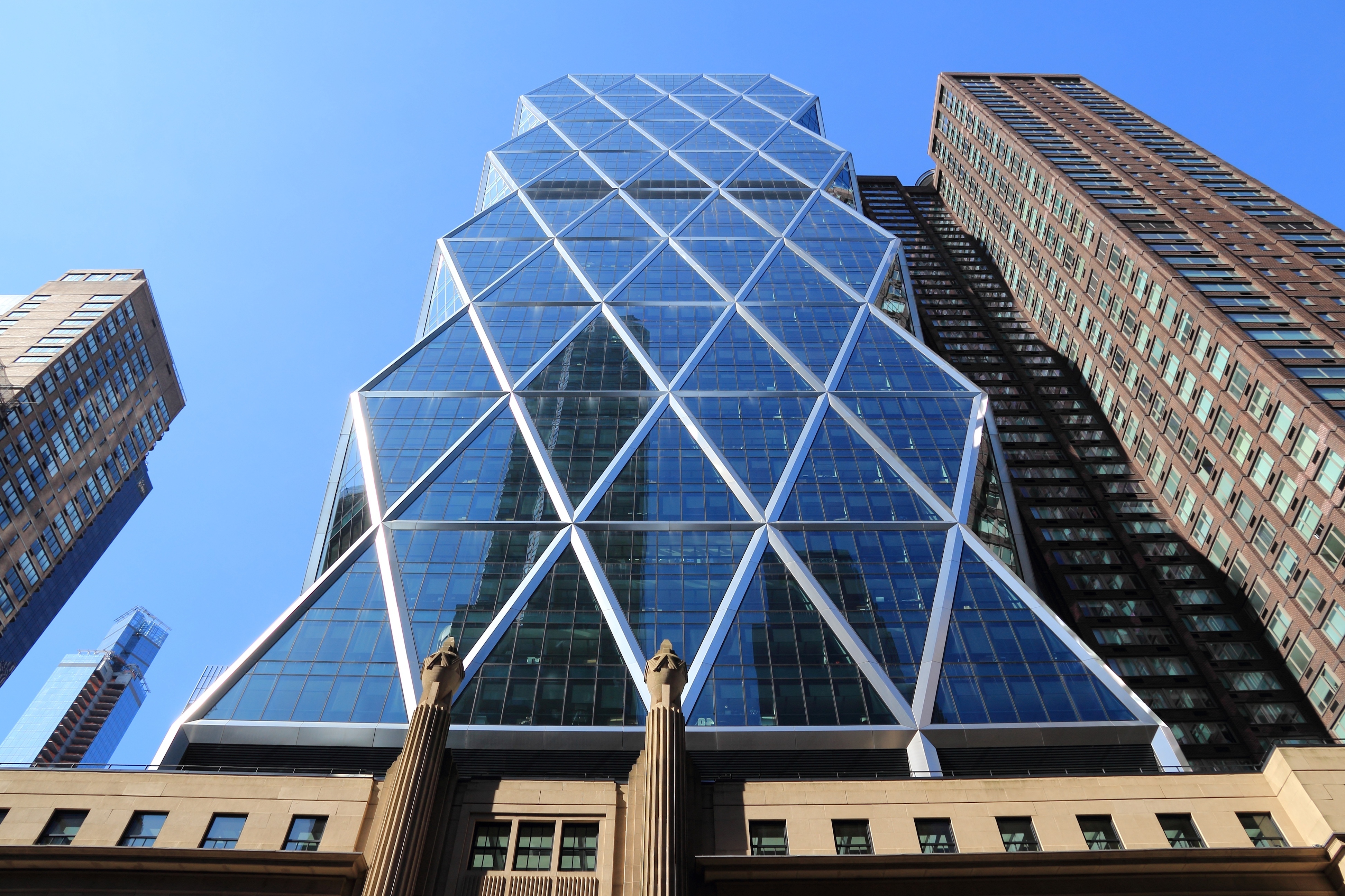 赫斯特大楼的创新设计采用了开放式和封闭式 - 典型的科技建筑风格。