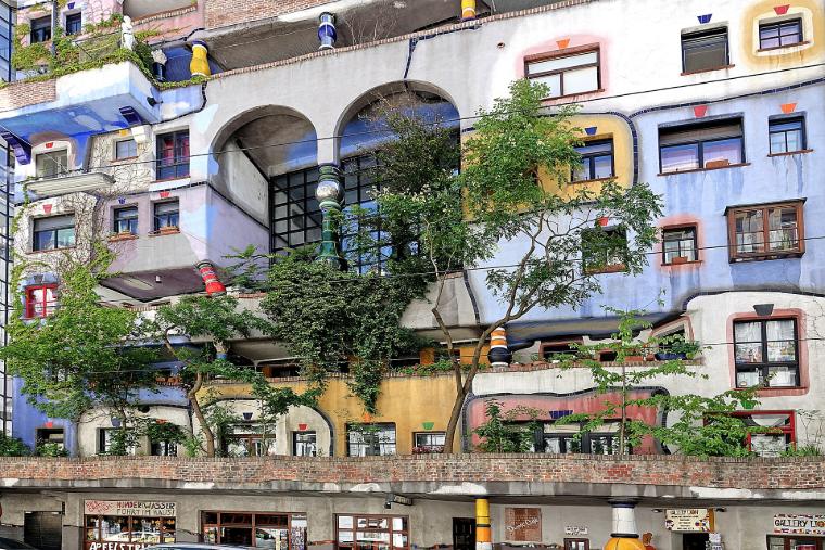 五彩缤纷、线条优美：维也纳百水公寓的立面。