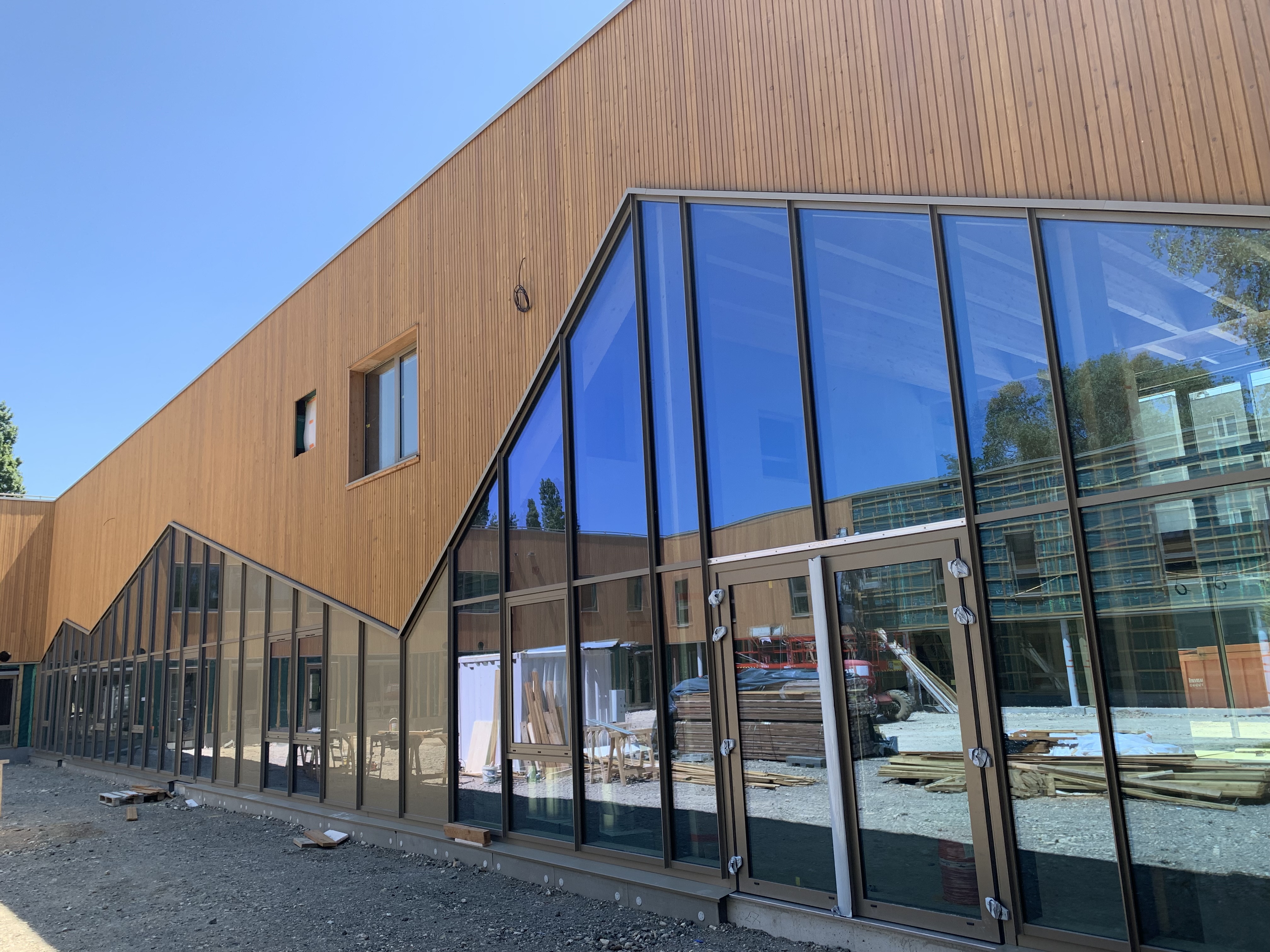 Façade d’un édifice à La Rochelle intégrant bois et métal, par LCA Construction Bois