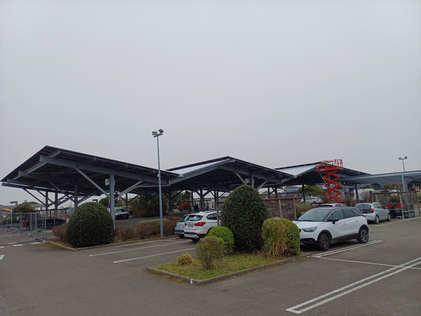 Ombrières photovoltaïques protégeant véhicules et automobilistes tout en produisant de l’énergie propre en Vendée.