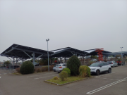 Ombrières photovoltaïques protégeant véhicules et automobilistes tout en produisant de l’énergie propre en Vendée.