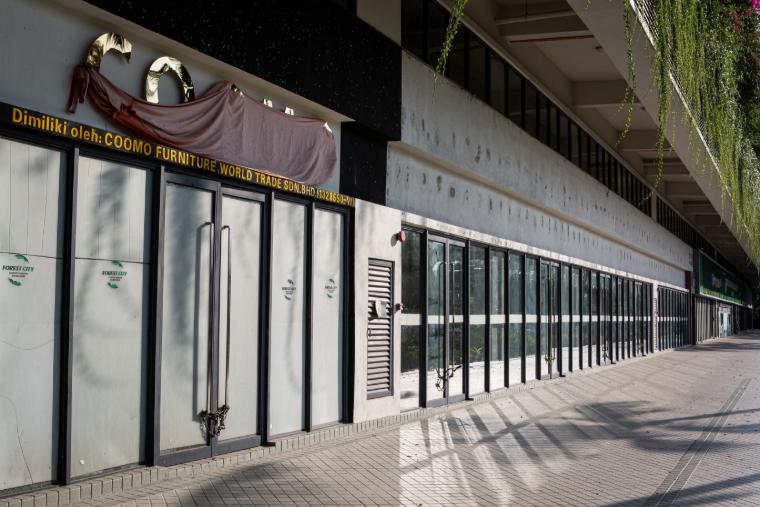 马来西亚森林城中荒废的建筑与空荡的街道，虽充满建筑潜力却无人居住。照片来自：shutterstock.com/Sebastian Castelier