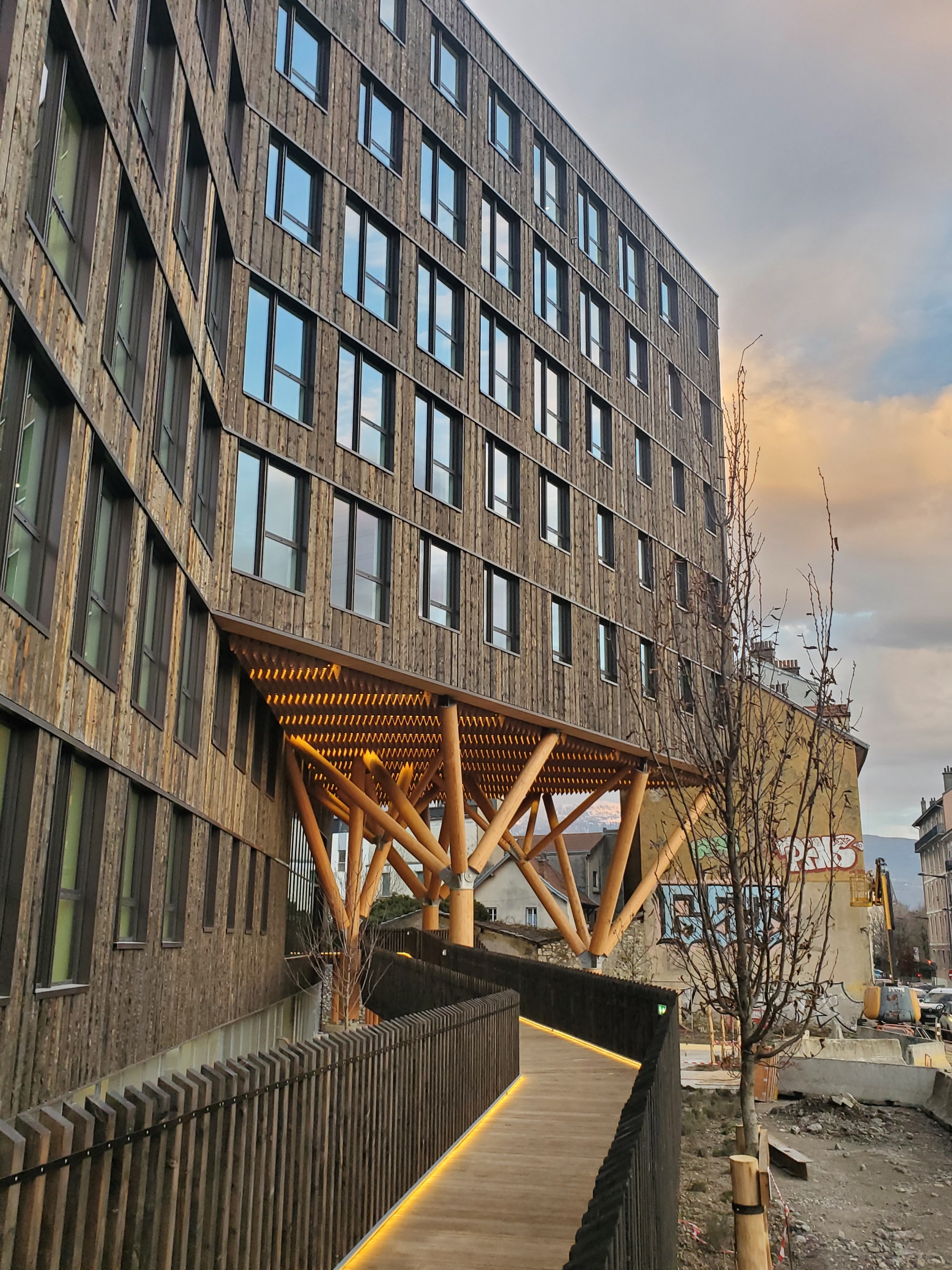 WOOD 办公楼建筑，木柱结构 | © CBS-Lifteam