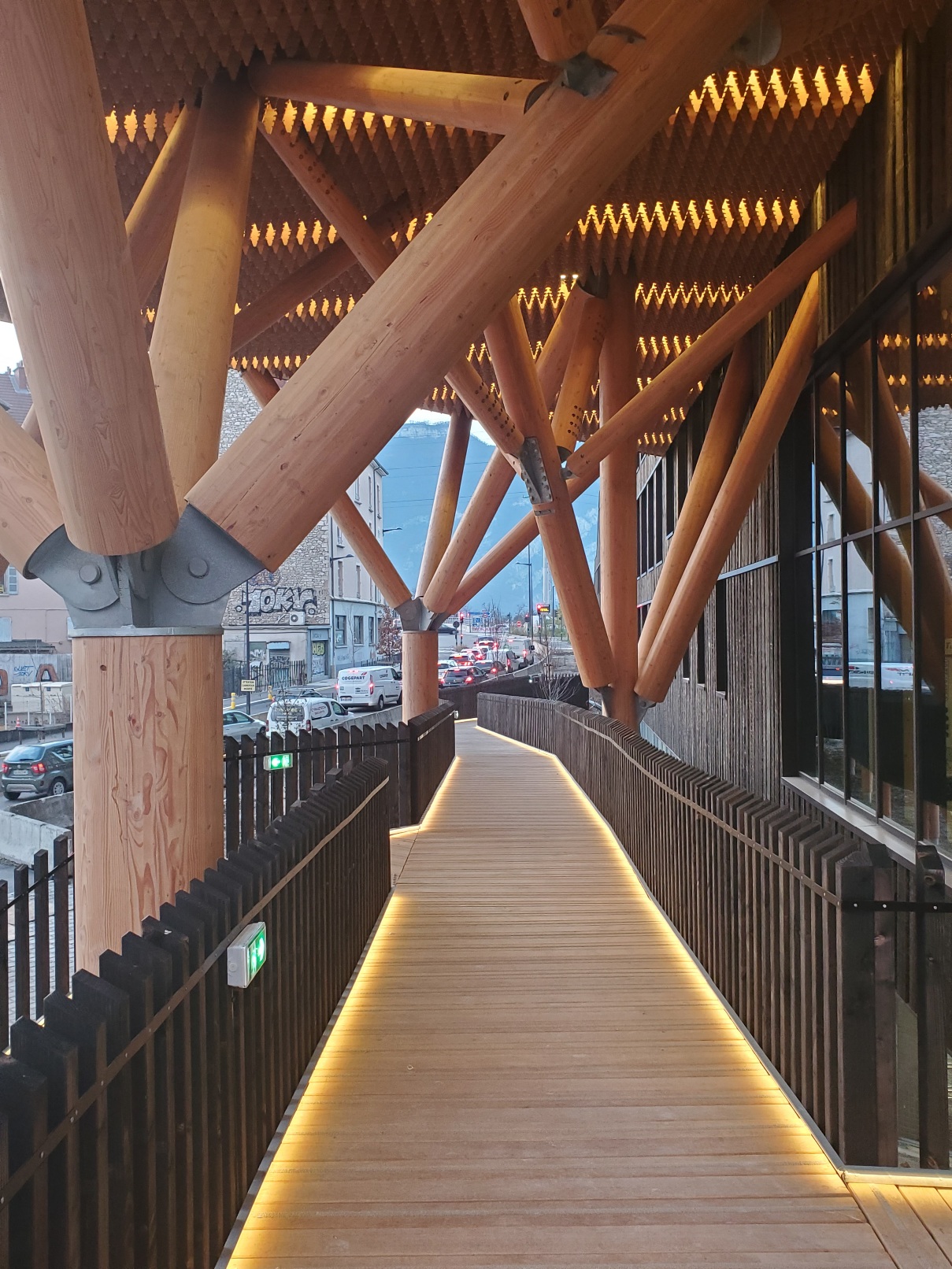 WOOD 建筑的入口坡道与支撑西楼的木柱 | © CBS-Lifteam