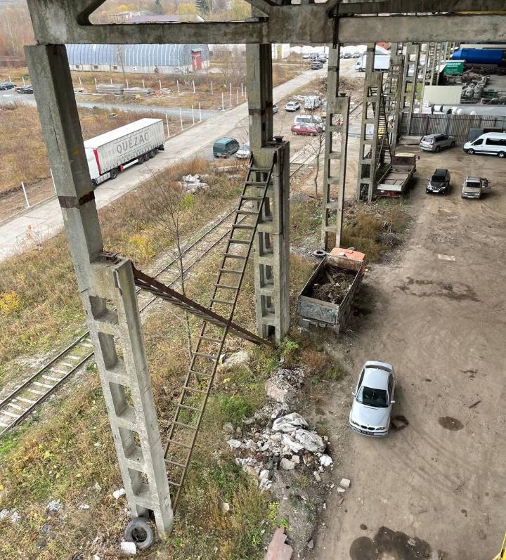 混凝土立柱和钢斜撑的现有建筑结构。照片由 Sergiy Umanskiy 提供。