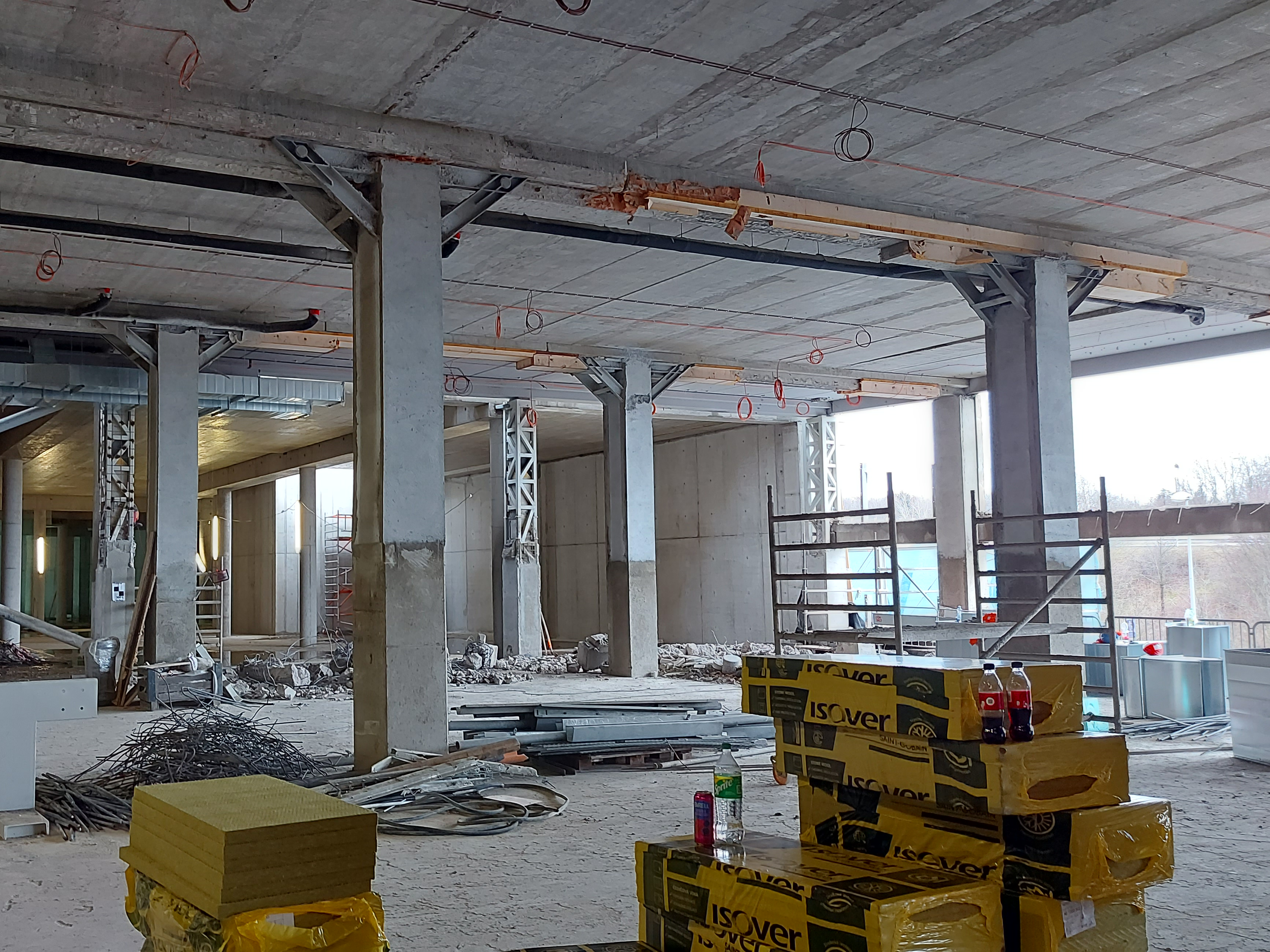 布拉格 Westfield Černý Most 购物中心的立体车库楼板结构