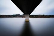 泽伦罗达水库上标志性桥梁的俯瞰图