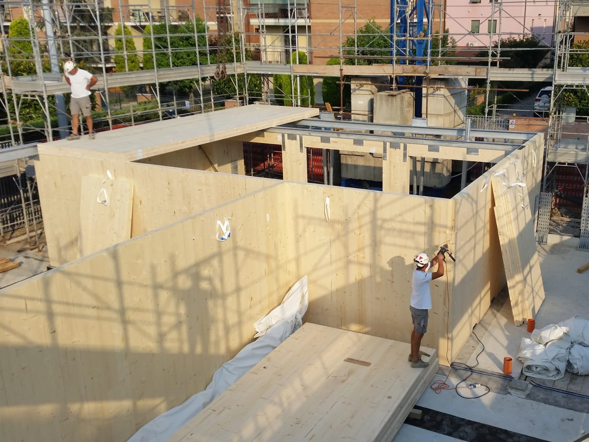 意大利摩德纳的一处六层正处于施工阶段CLT建筑工地，展示了结构构件和骨架