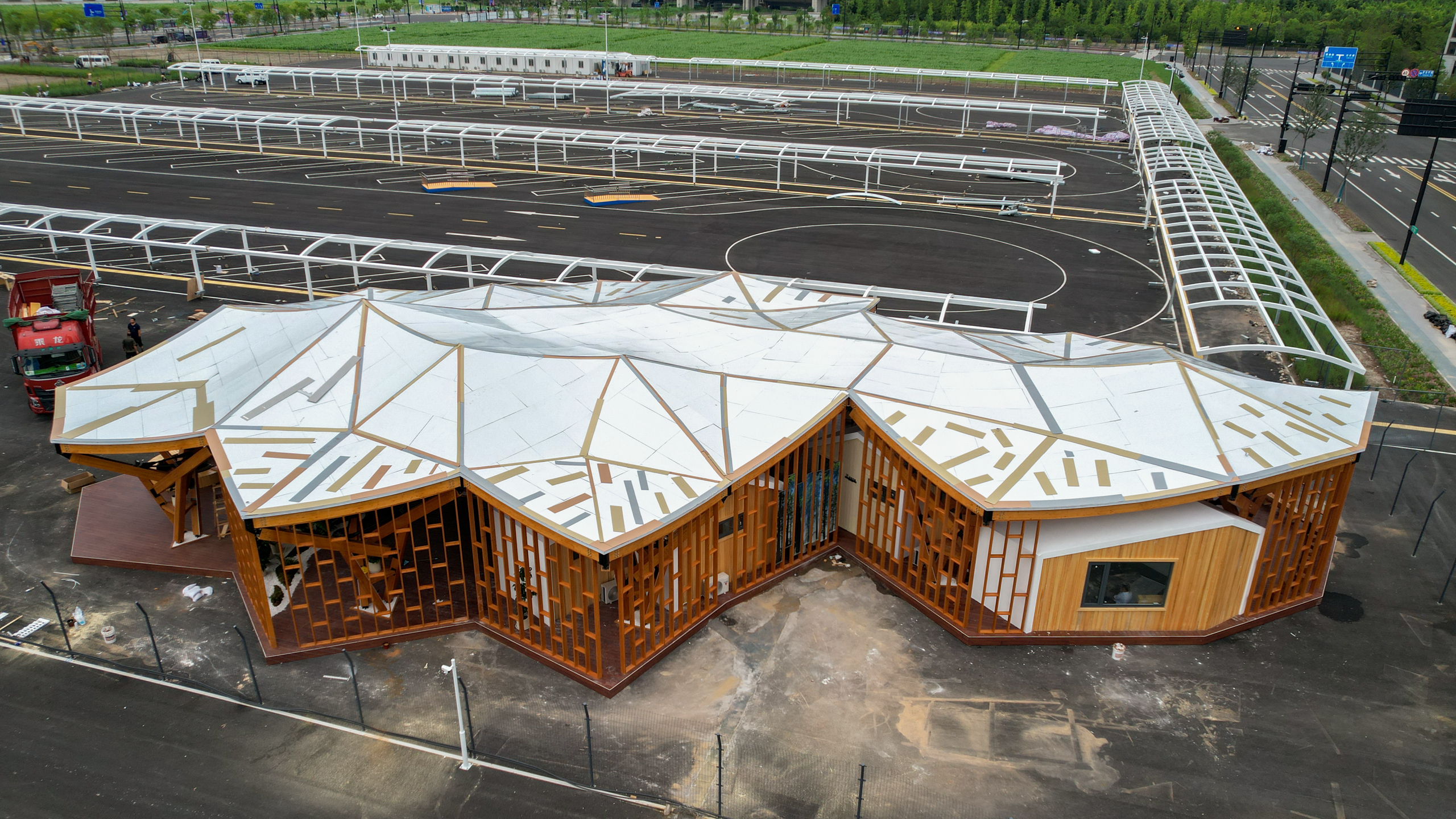 杭州亚运会服务中心航空俯瞰图，展现杭州的建筑亮点。