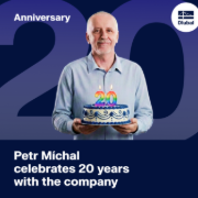 员工手拿蛋糕，顶部有象征工作20周年的数字蜡烛