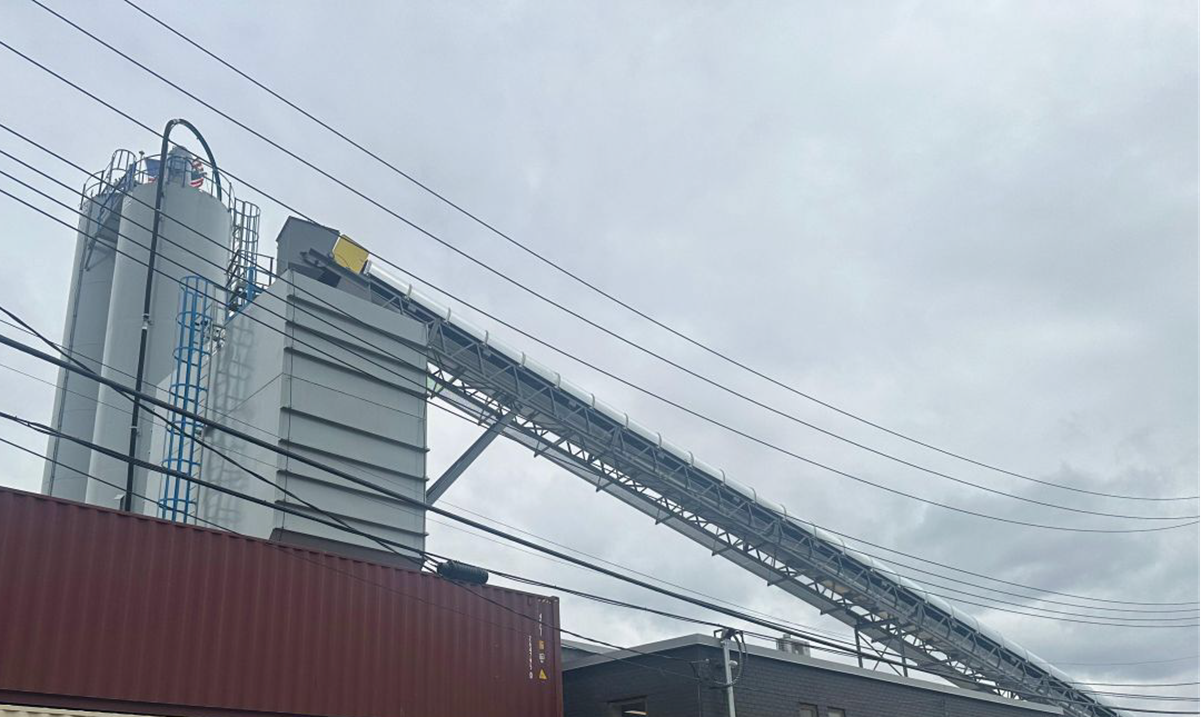 纽约市白天混凝土搅拌厂外观。© KBN Services