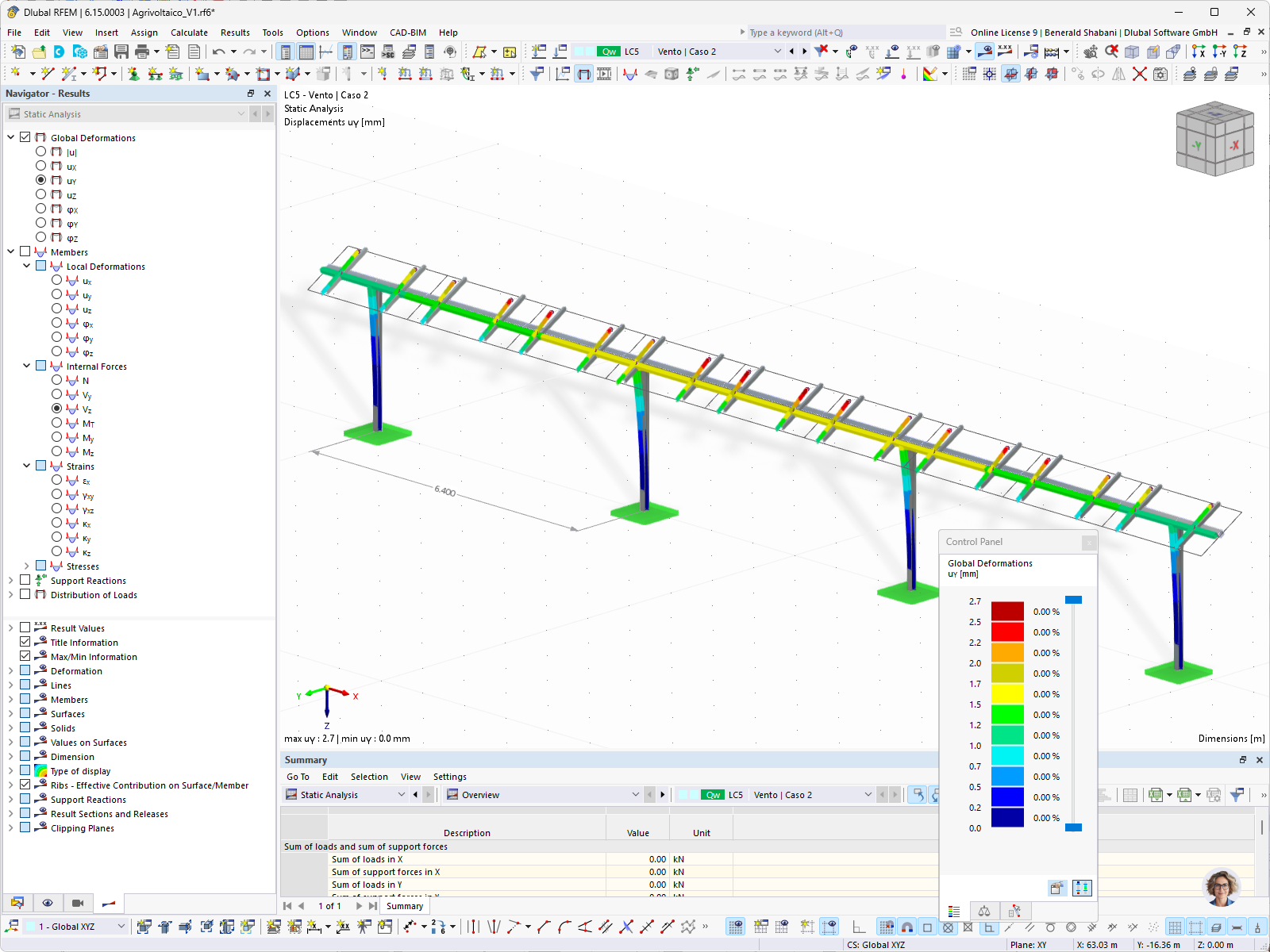 该图展示了在 RFEM 中风荷载作用下一个结构模型的变形分析。