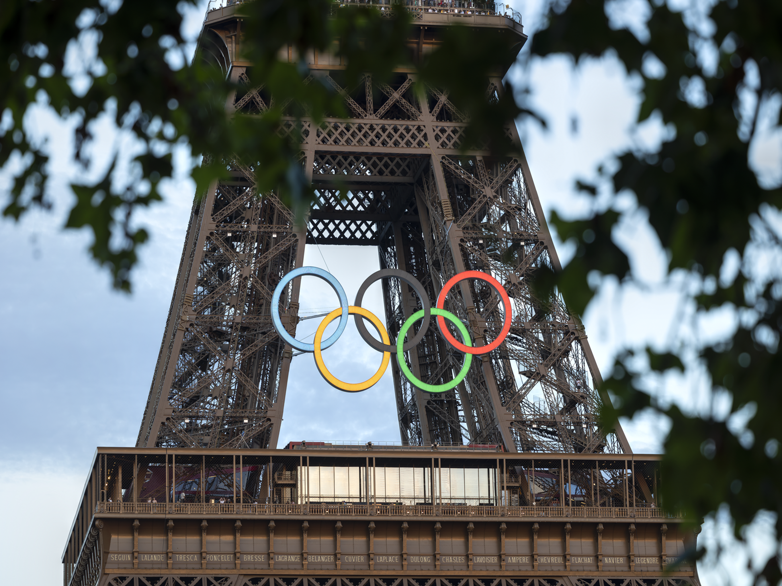 巴黎埃菲尔铁塔前的奥运五环